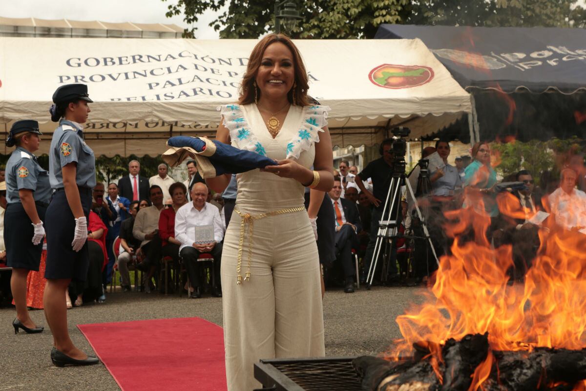 Sandra Sandoval participa en ceremonia de cremación de banderas en desuso