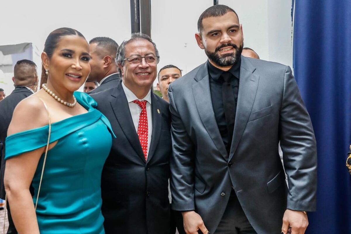 En jeans, corbata floral y supuestamente acompañado: Las fotos del presidente Petro en Panamá