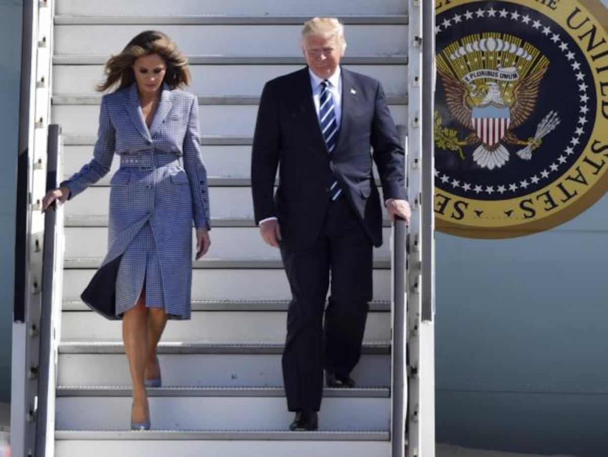 Los controversiales atuendos de Melania Trump en su primera gira como primera dama