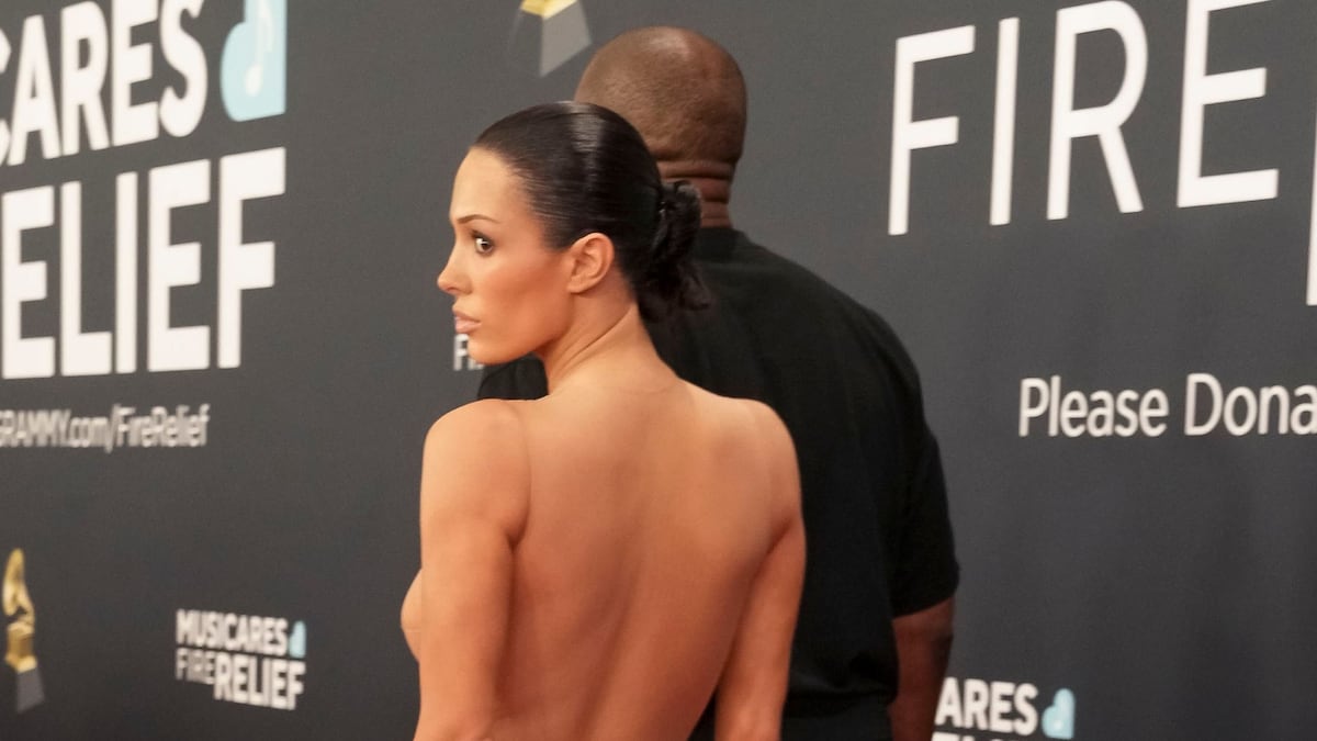 ¿Quién es Bianca Censori, la controversial esposa de Kanye West y por qué se desnudó en la alfombra roja de los Grammy?