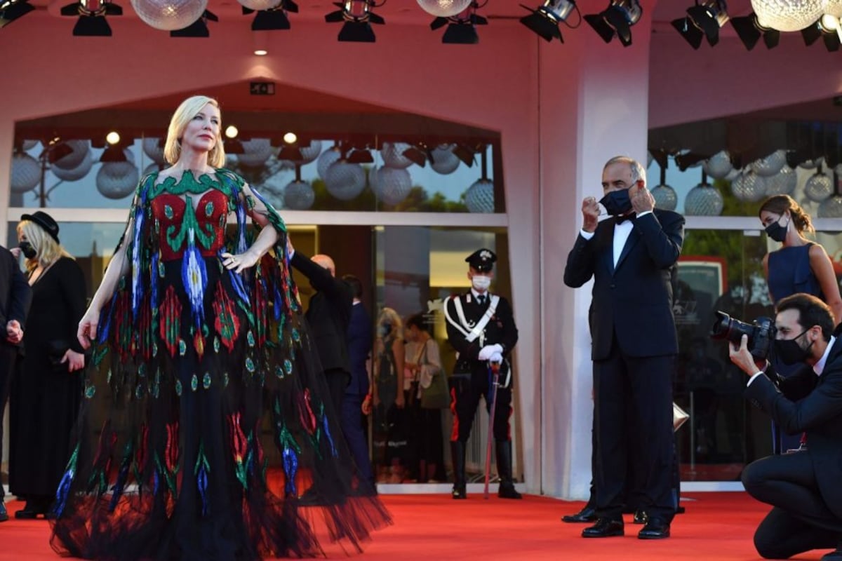 Lo ‘chic’ es repetir:  Cate Blanchett reutiliza y dona sus vestidos