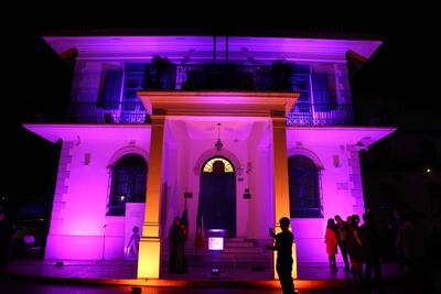 La Embajada de Francia se iluminó con luces moradas y naranjas por el Día Internacional de la No Violencia Contra la Mujer