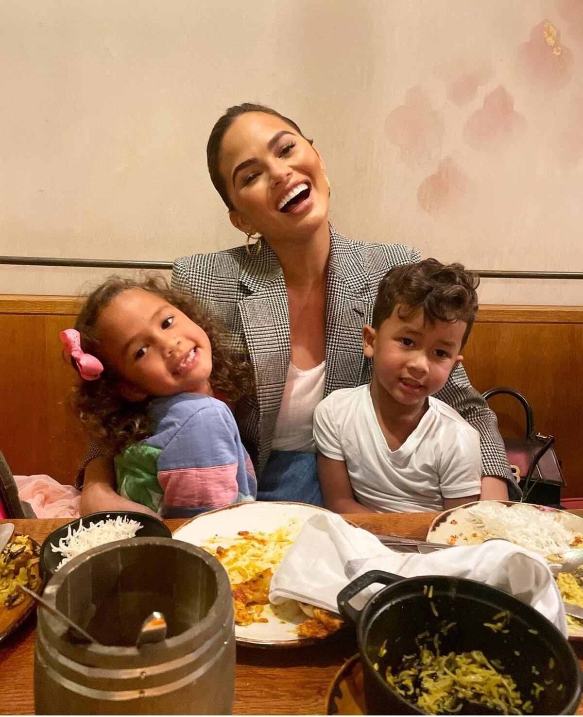 Chrissy Teigen anuncia su nuevo embarazo, dos años después de perder a su tercer hijo