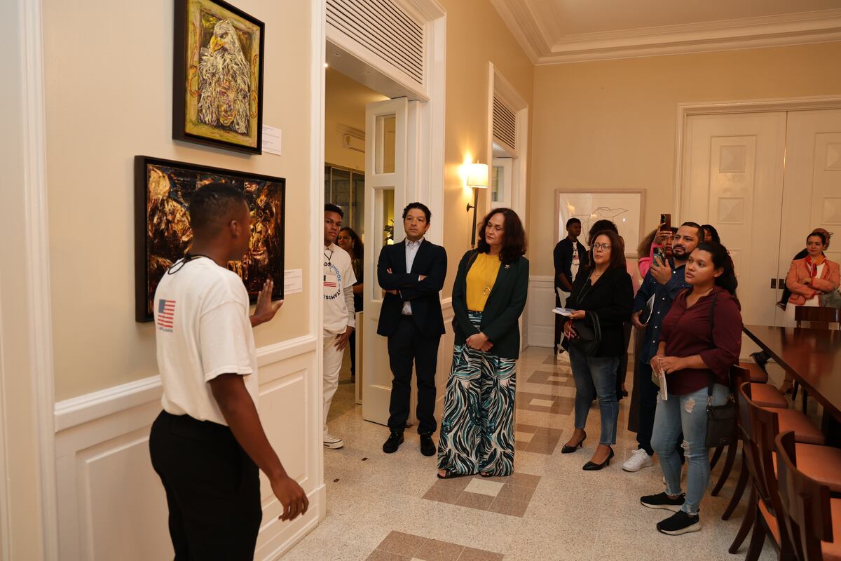 Exhibición de arte en la embajada de Estados Unidos en Panamá guiada por estudiantes panameños 