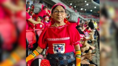 Una mola inspirada en la camiseta de la Selección de Panamá es vista en el Estadio Rommel Fernández