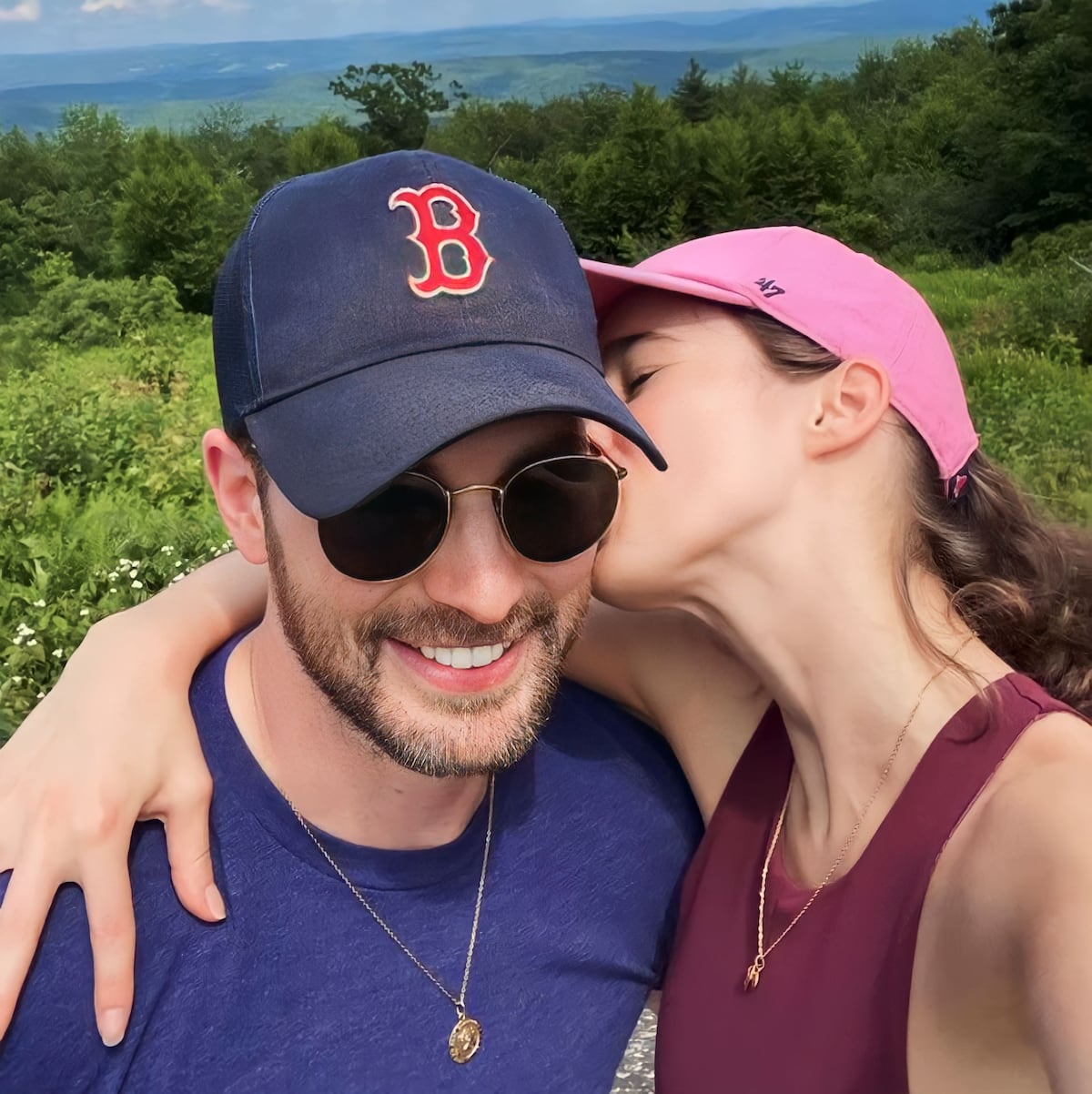 Chris Evans confirmó su matrimonio con Alba Baptista y así lució su anillo 