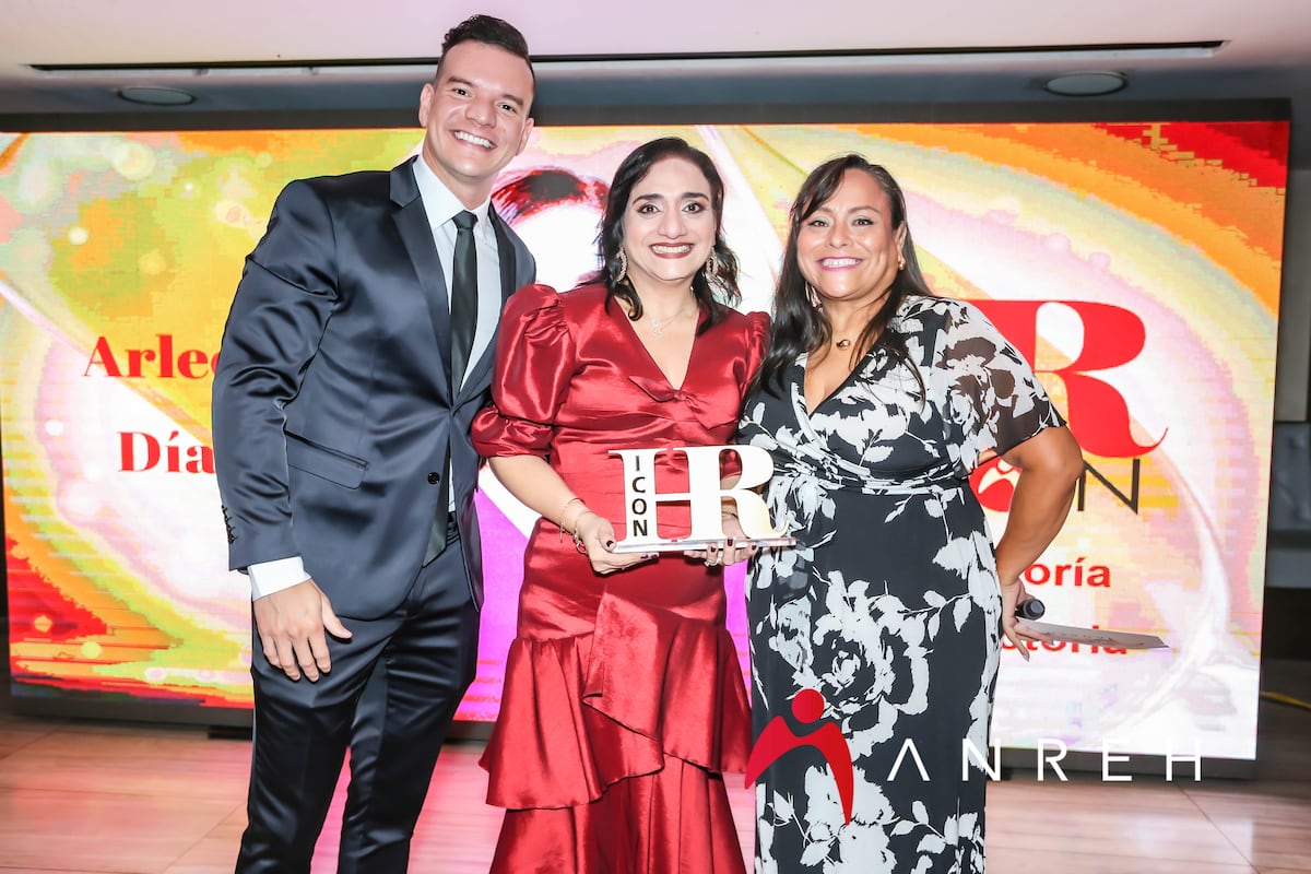 Arleen Díaz, vicepresidenta de Talento y Cultura de Banistmo, recibe el premio HR Icon Trayectoria