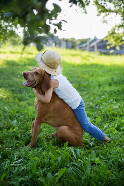 Dos niños y un perro