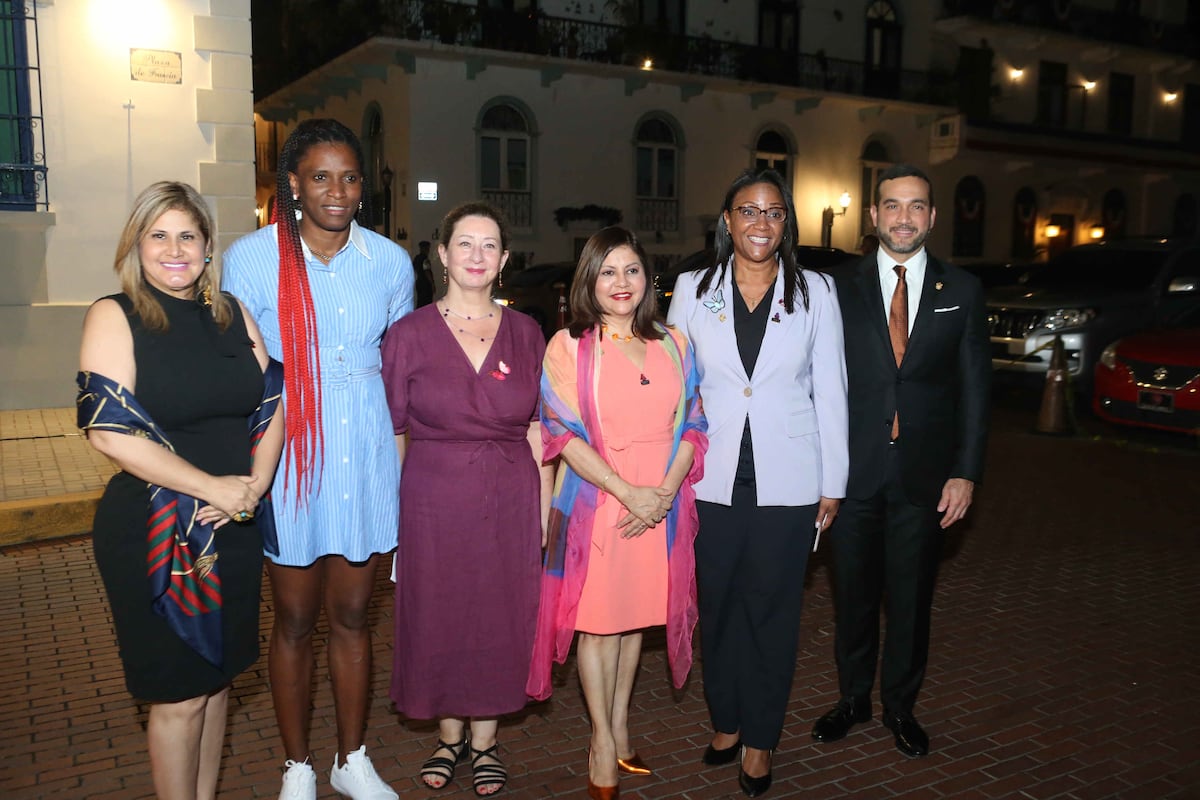 La Embajada de Francia se iluminó con luces moradas y naranjas por el Día Internacional de la No Violencia Contra la Mujer