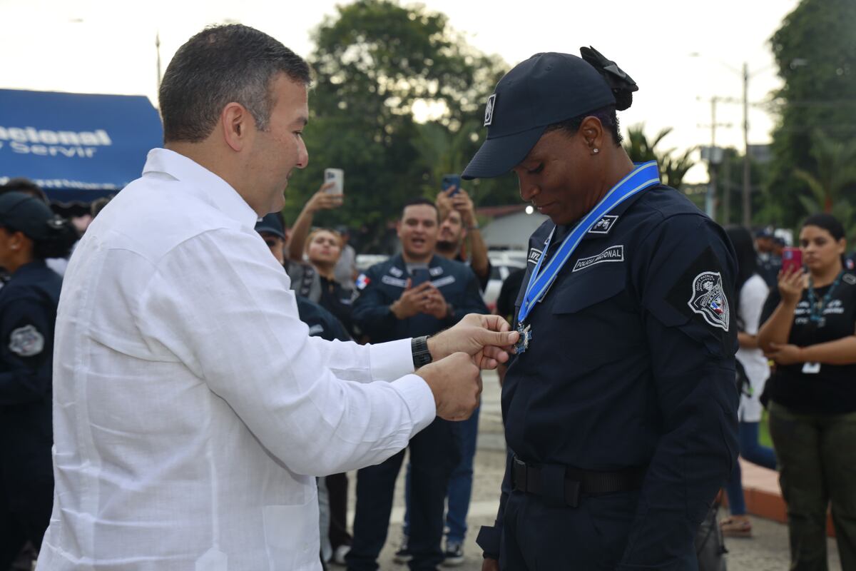 El acto de ascenso de Atheyna Bylon a Sargento primera de la Policía Nacional