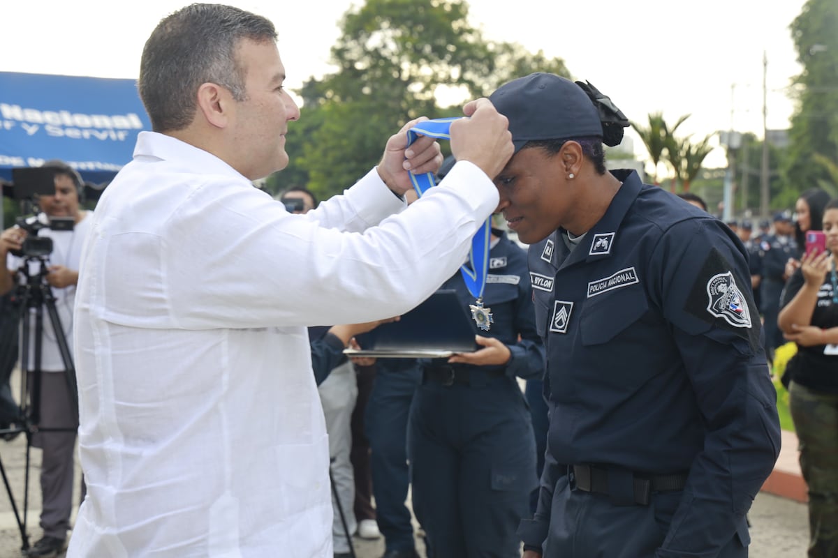 El acto de ascenso de Atheyna Bylon a Sargento primera de la Policía Nacional