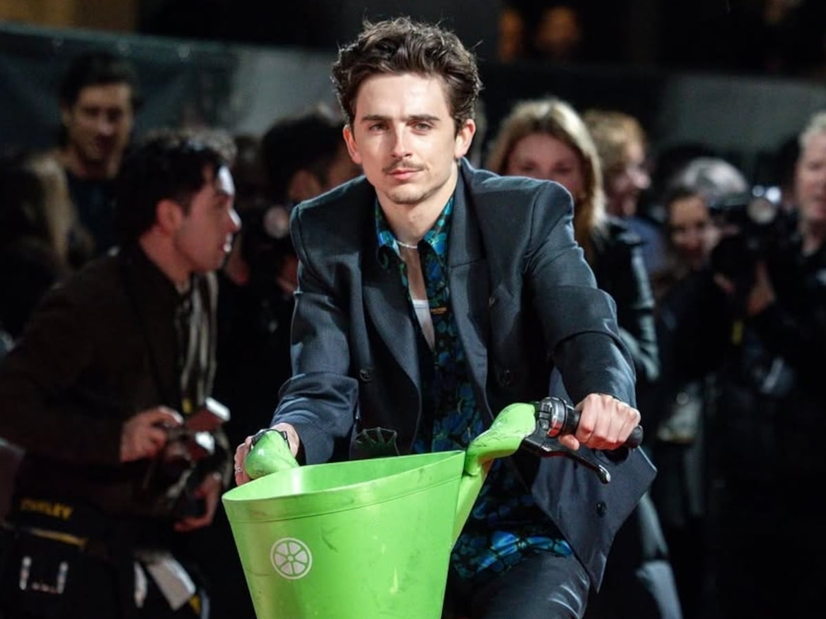 El actor Timothée Chalamet es multado por llegar a la alfombra roja de su película en bicicleta