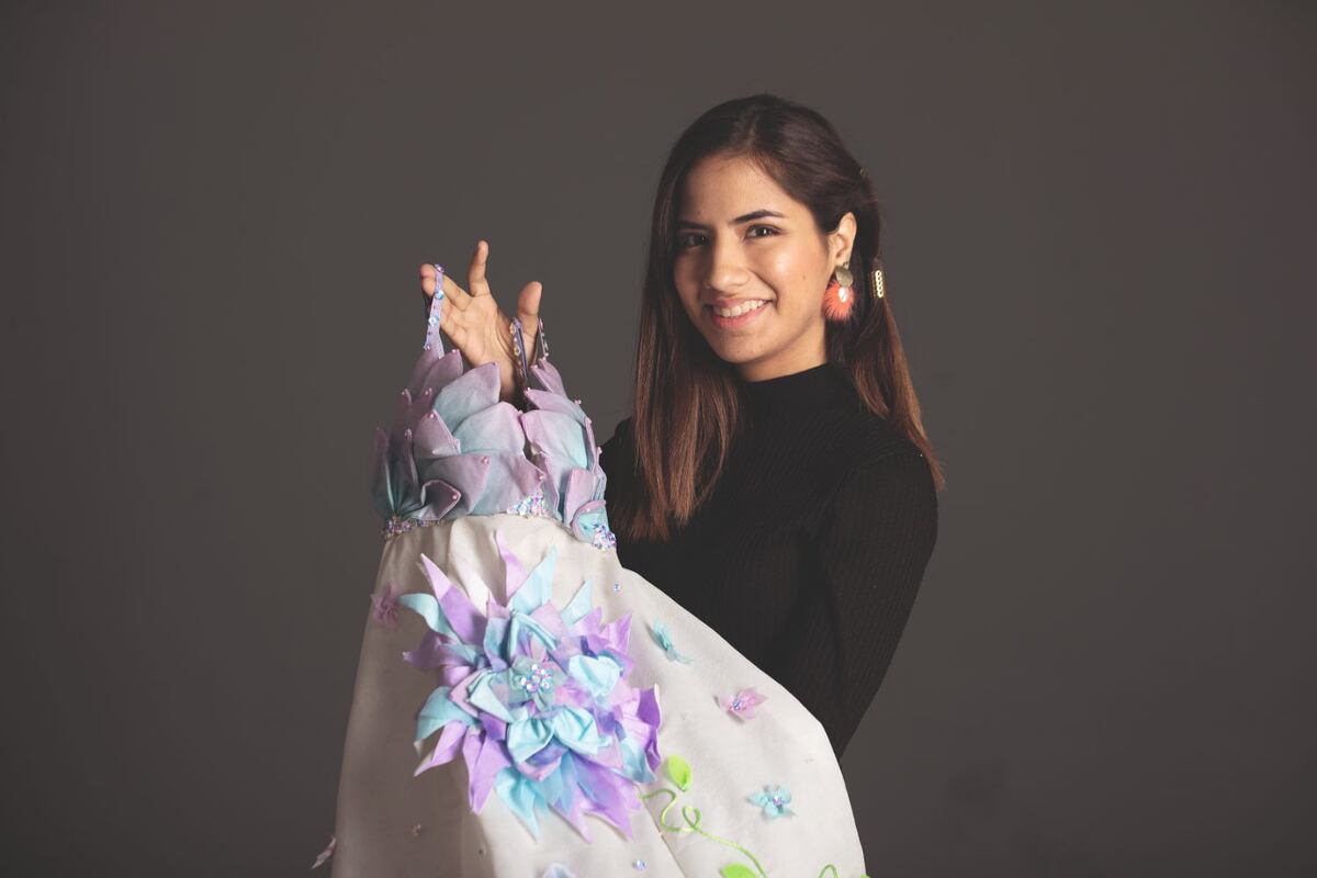 El vestido de flores, inspirado en BTS, hecho con cientos de cubrebocas 