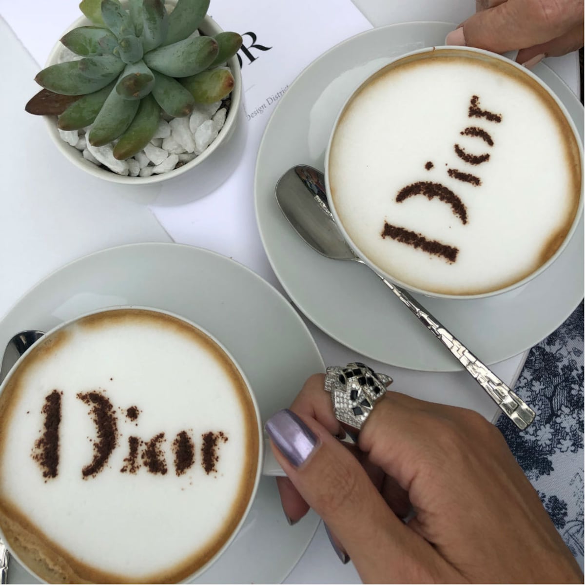 Un café ultrachic en la boutique Dior de Miami