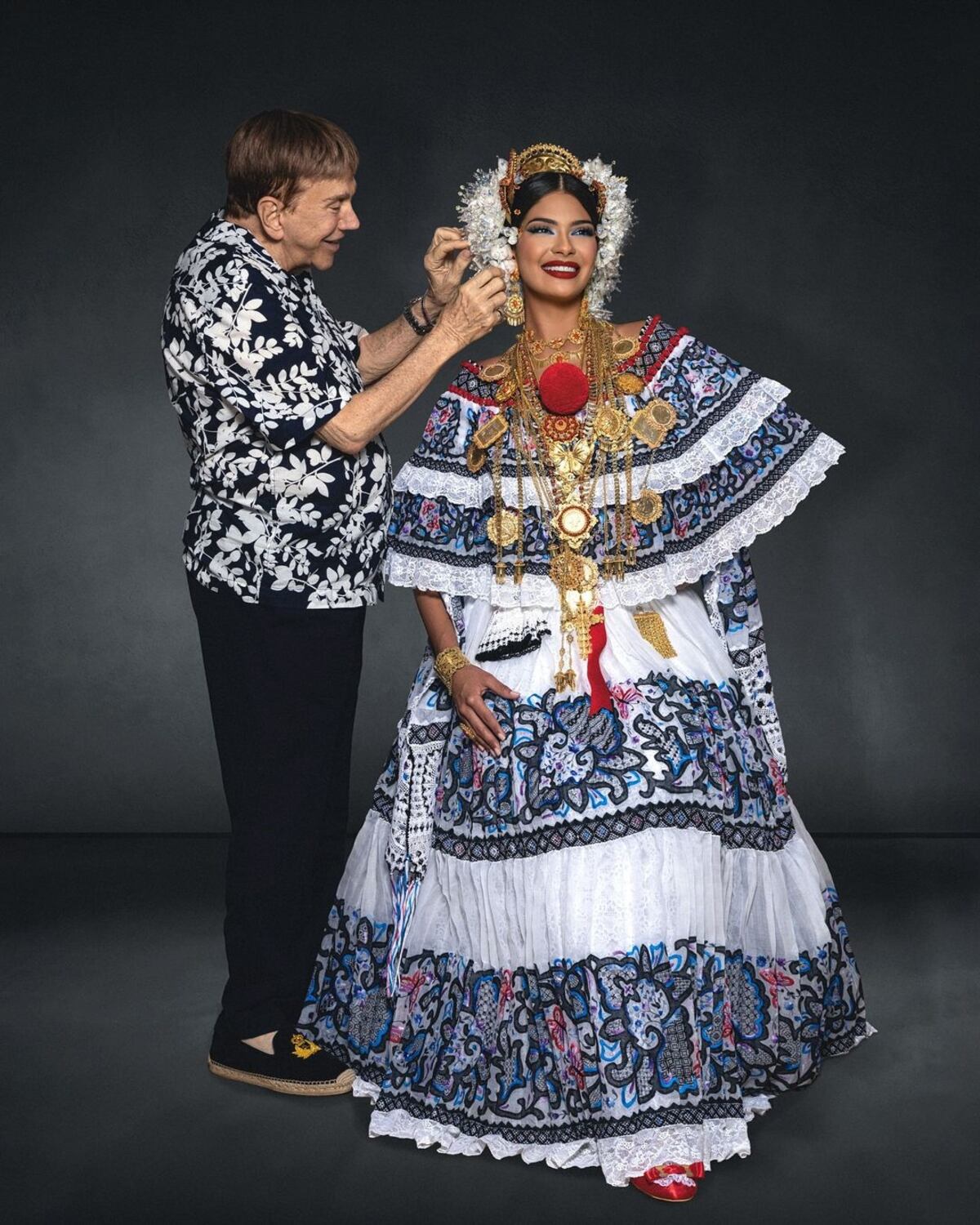 Una Miss Universo empollerada: las fotos oficiales Sheynnis Palacios y Natasha Vargas luciendo polleras de gala 