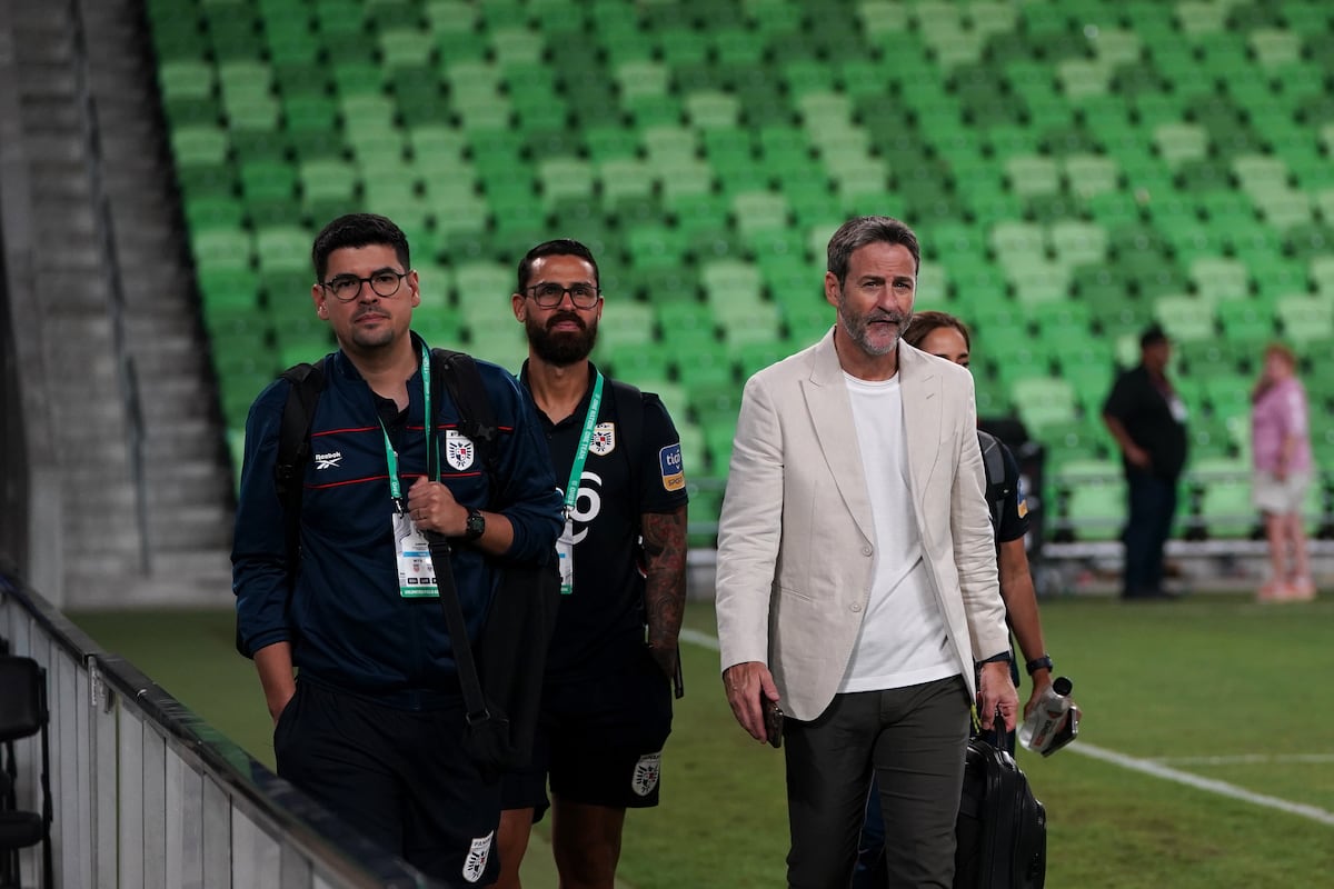 Blazer ‘nude’, pantalones ‘skinny’ y zapatillas: el ‘look’ casual de Thomas Christiansen en el partido de Panamá - USA