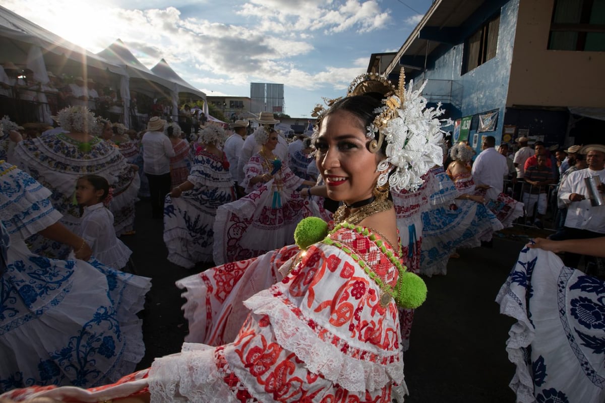 La fiesta de las mil polleras