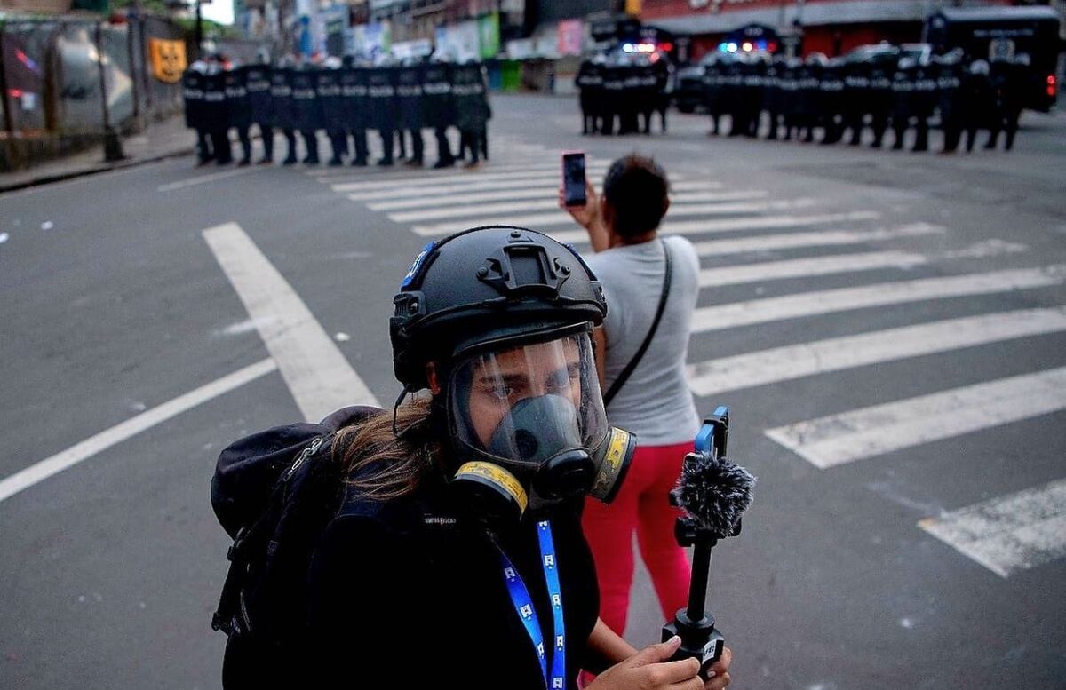 ‘Cada vez somos más mujeres formándonos para este tipo de coberturas’: Ana De Léon, una reportera cubriendo las protestas en Panamá