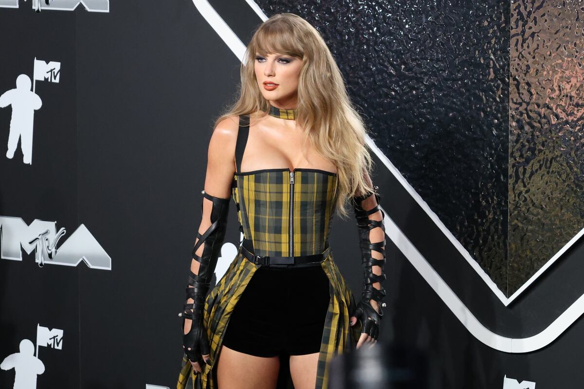 Taylor Swift reina en los MTV VMA con siete premios y agradece el apoyo de su novio