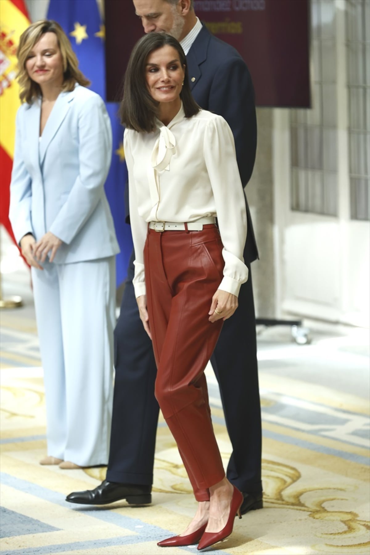 La reina Letizia firma un look ‘work’ impecable con pantalón de cuero rojo y blusa romántica con maxi lazada