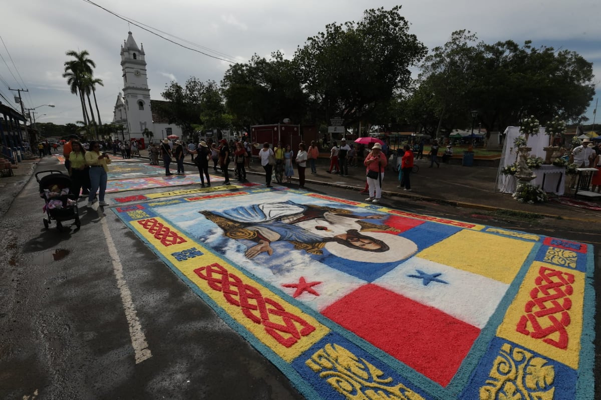 Alfombras de sal de colores listas para la Fiesta del Corpus Christi en La Villa de Los Santos