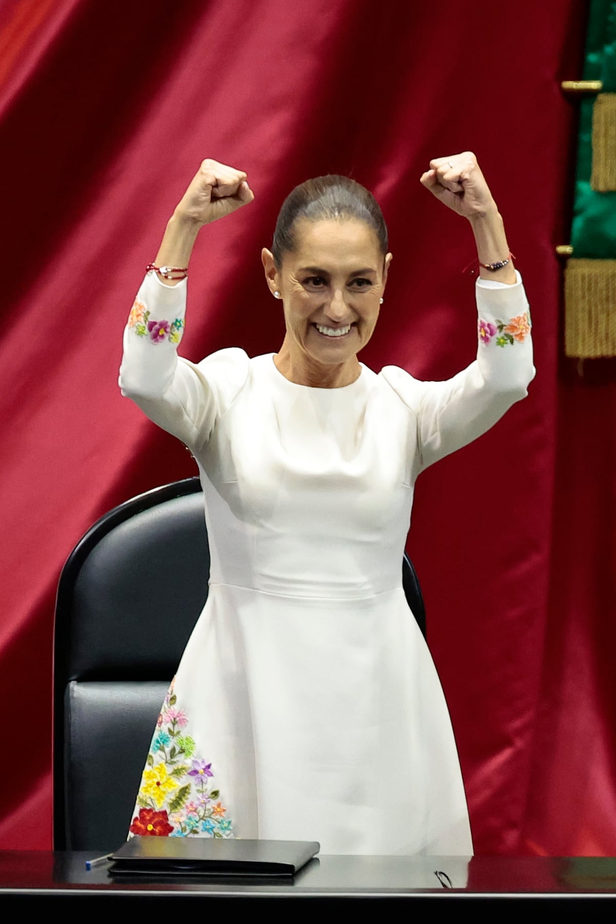 El vestido bordado a mano de Claudia Sheinbaum, la nueva presidenta de México