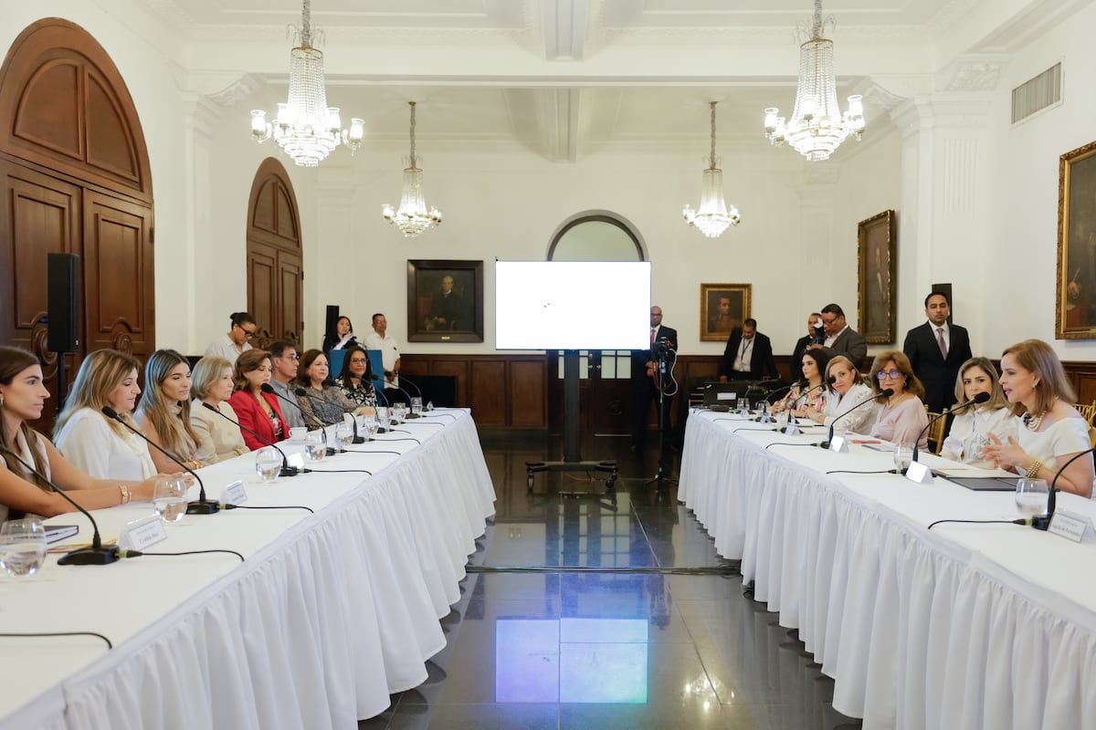 Maricel de Mulino, junto a sus hijas, en la primera reunión de transición en el Despacho de la Primera Dama