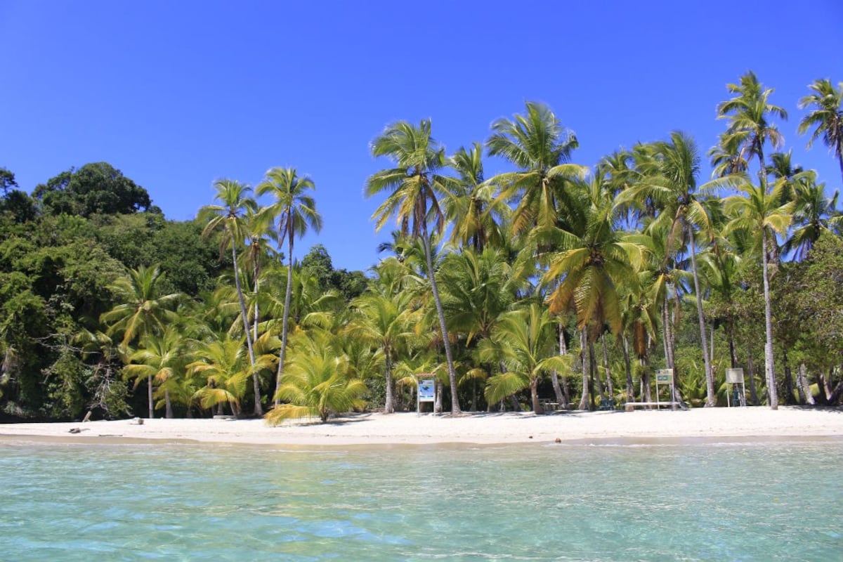 El impresionante mar azul de Coiba