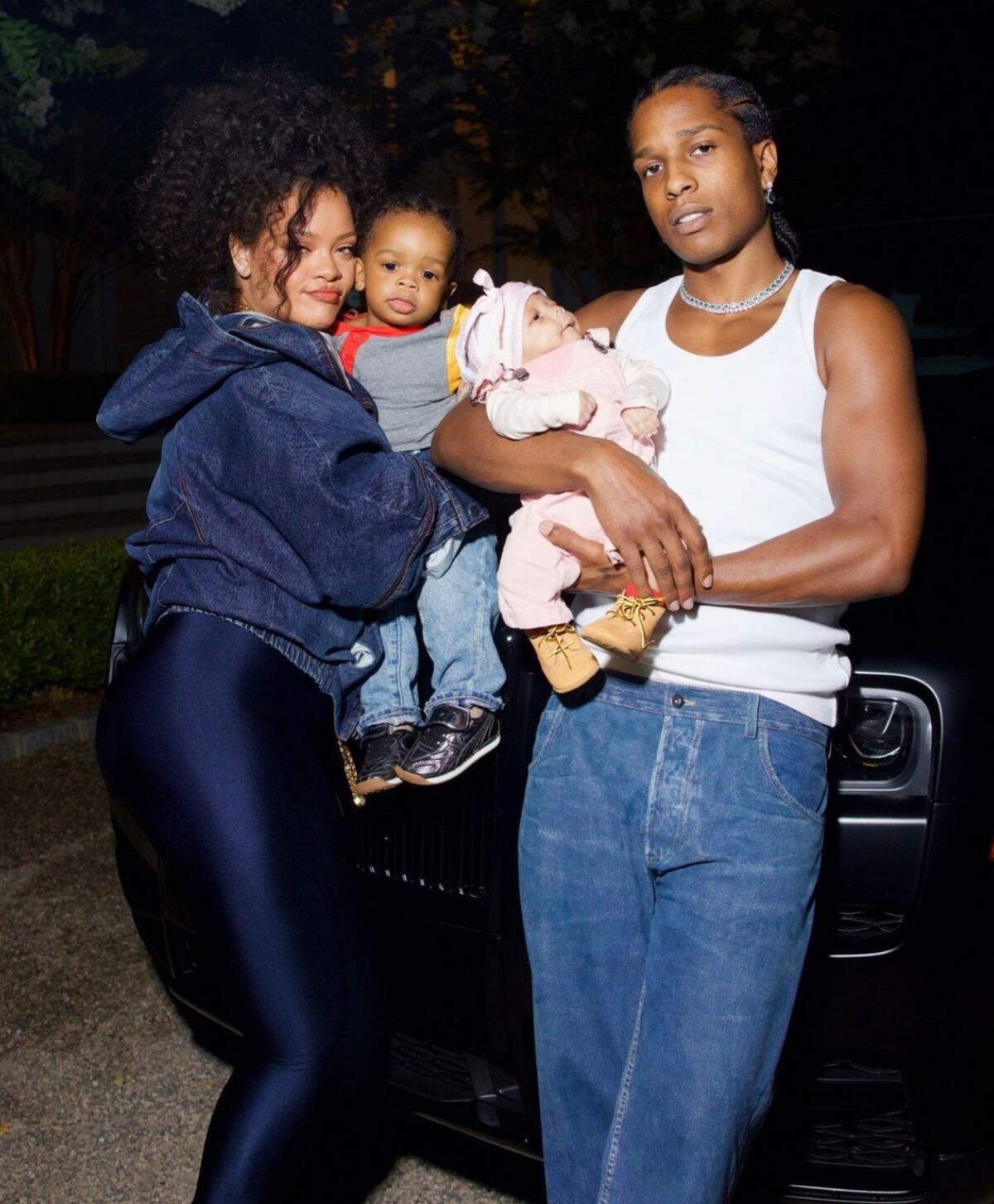 Rihanna y A$AP Rocky presentan a Riot Rose, su segundo bebé, en una sesión de fotos estilo paparazzi