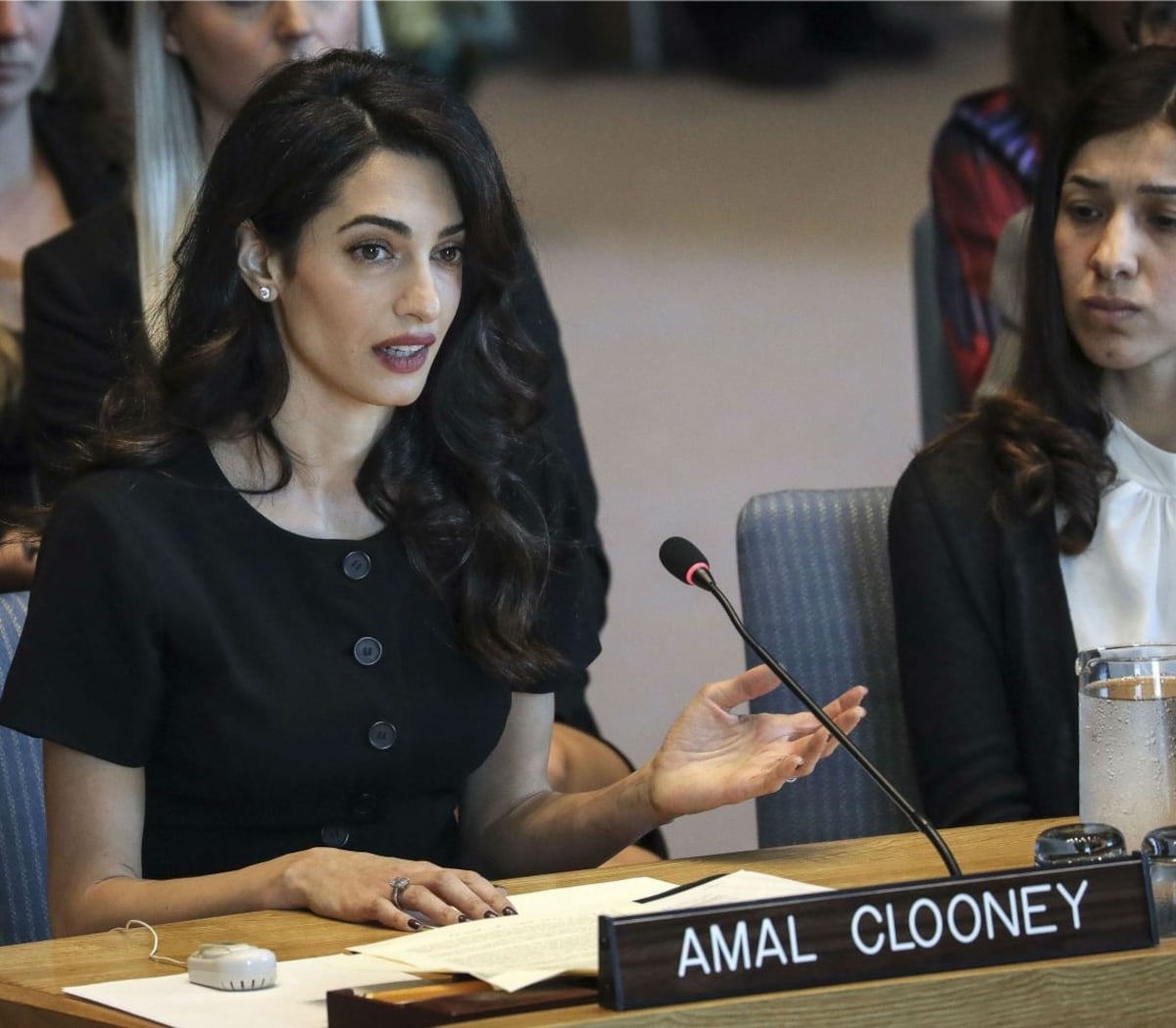 Amal Clooney pide procesar por violación a miembros del Estado Islámico