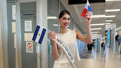 Luciendo su banda de Miss Universe Panamá, Italy Mora llega al Aeropuerto Internacional de Tocumen