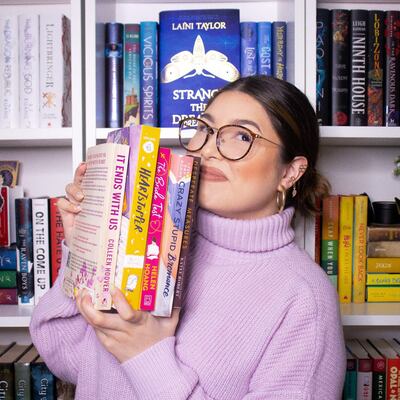 Mel Reads, la maquillista panameña que pasó a ser booktuber patrocinada por Disney