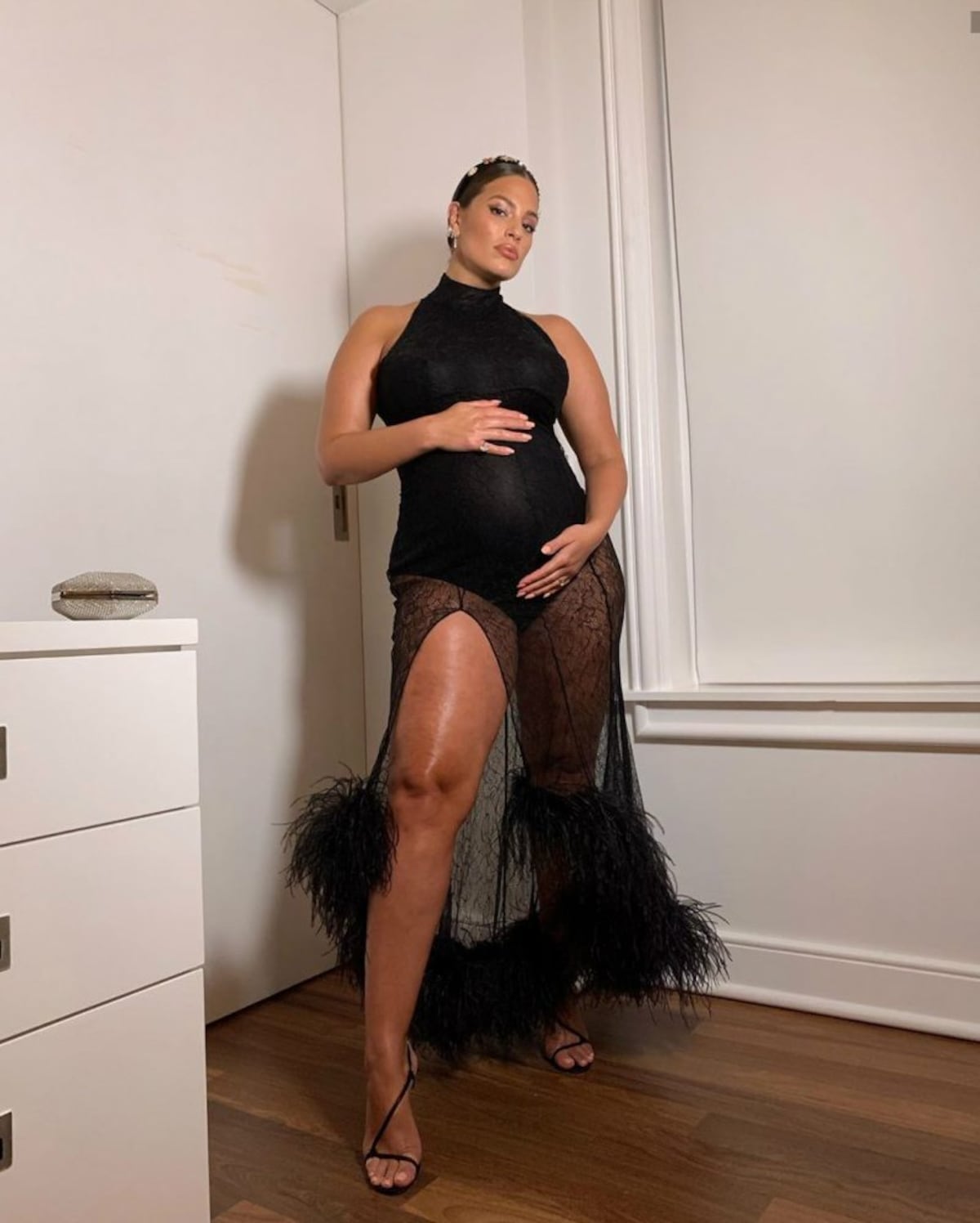 Ashley Graham y su estilo maternal con látex y transparencias