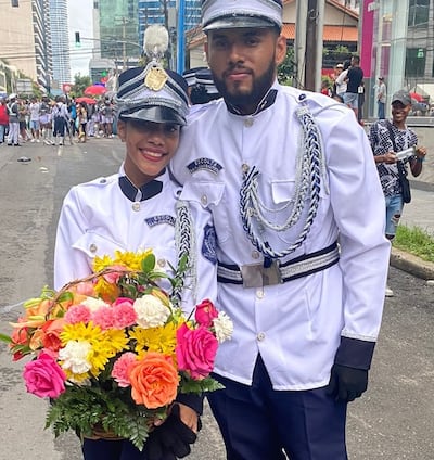 Los novios que se hicieron virales en un desfile patrio: ‘Lo hice para enamorarla más’