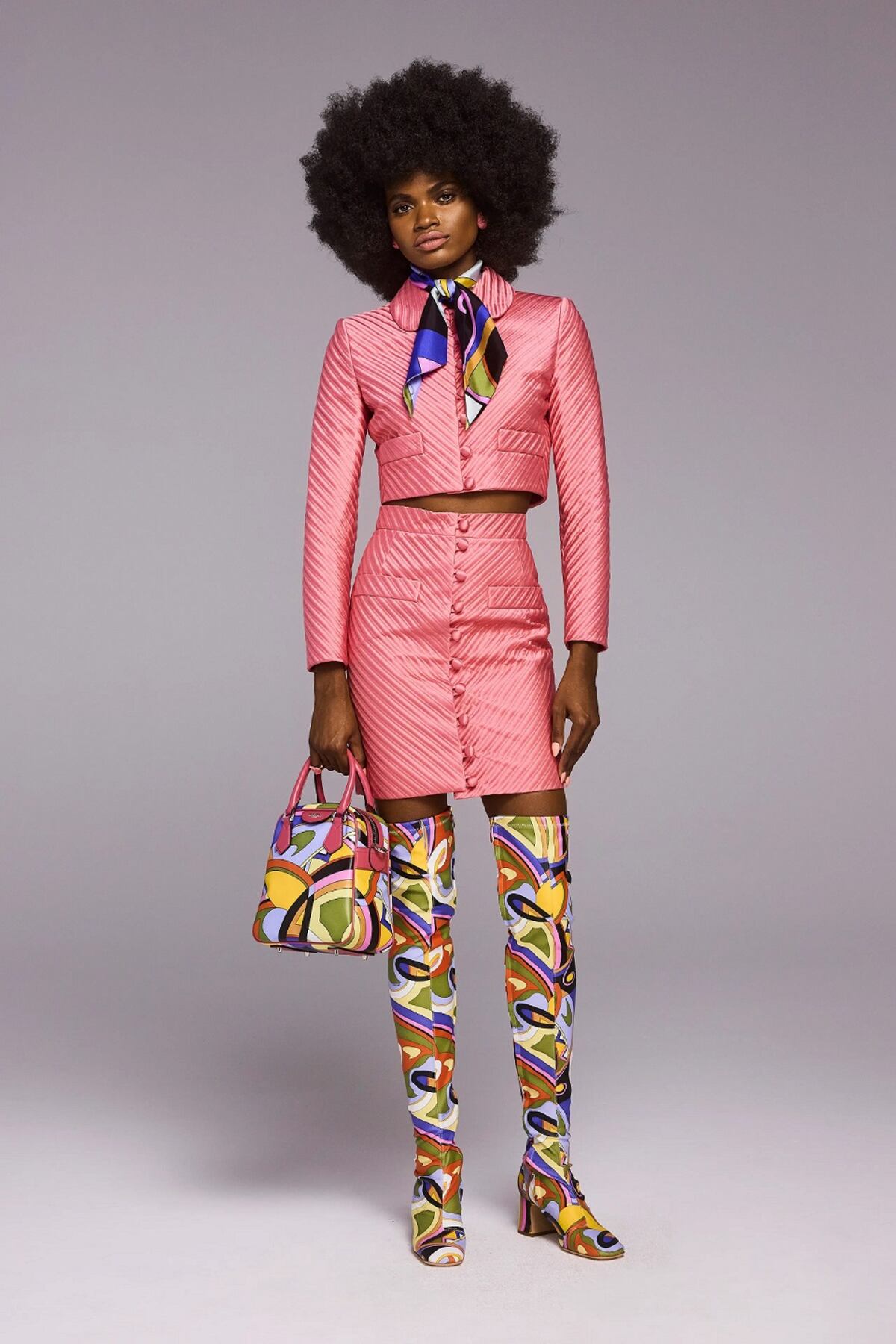 Moschino nos devuelve a los años 60 con su colección resort 2023