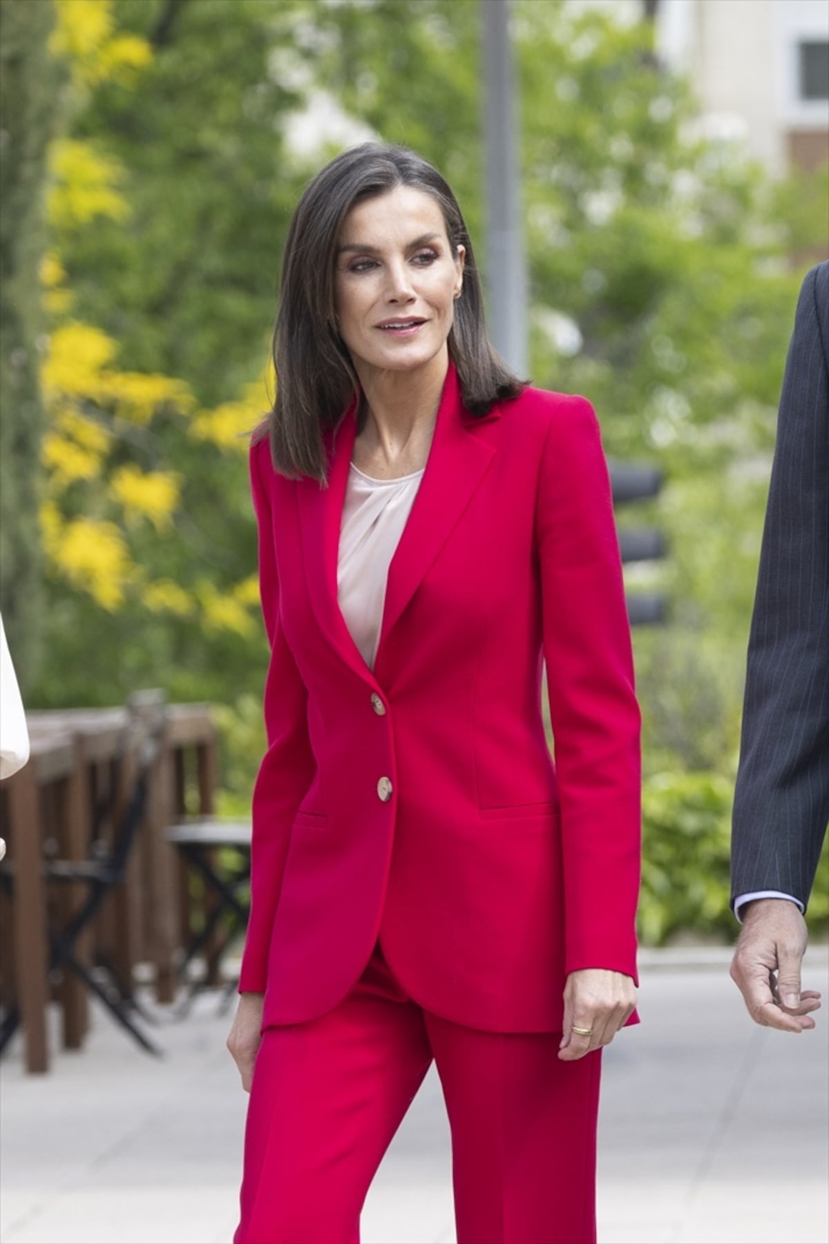 La reina Letizia recupera el traje más favorecedor de su armario y nos recuerda por qué el rojo es su color fetiche