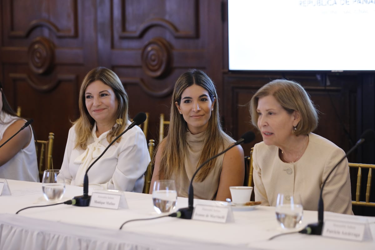 Maricel de Mulino, junto a sus hijas, en la primera reunión de transición en el Despacho de la Primera Dama