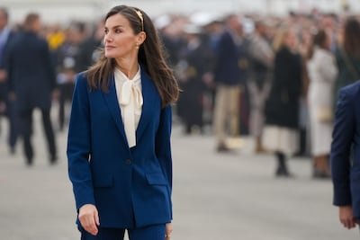 Con un traje azul marino y una diadema, la reina Letizia despide a su hija, la princesa Leonor