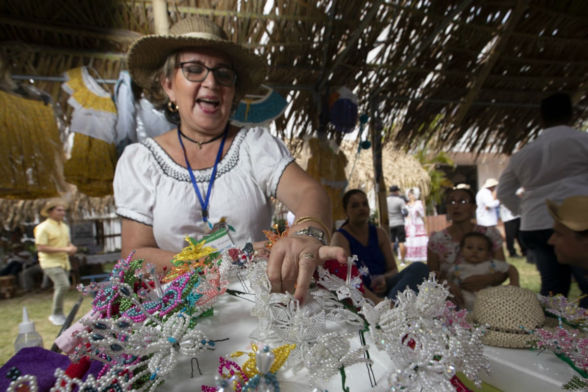 Honor para las artesanas en el Desfile de las Mil Polleras