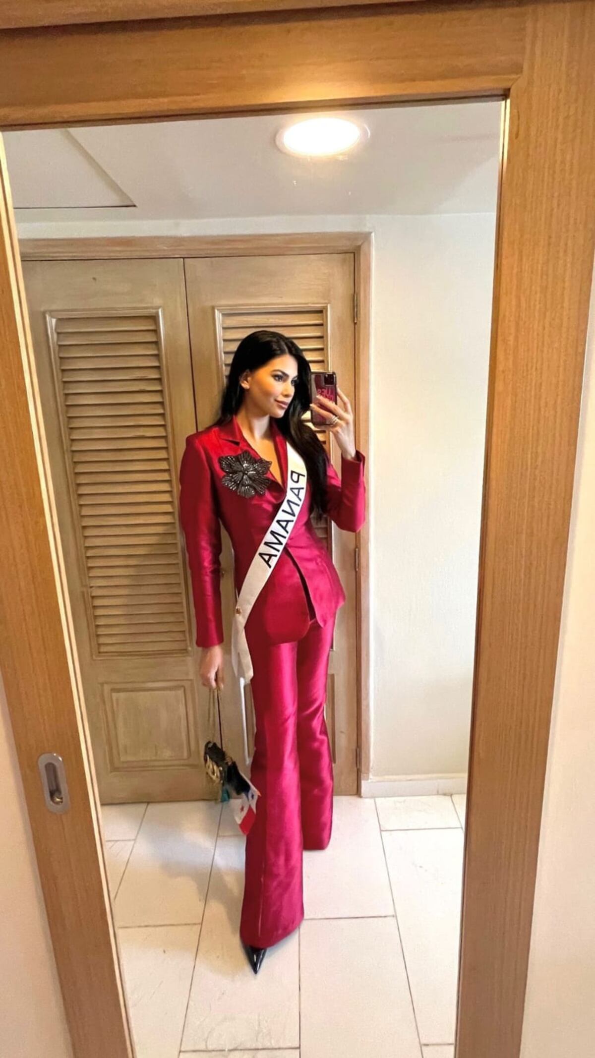 De rojo y llevando un broche de Santa Librada, así lució Natasha Vargas para su entrevista con el jurado de Miss Universo