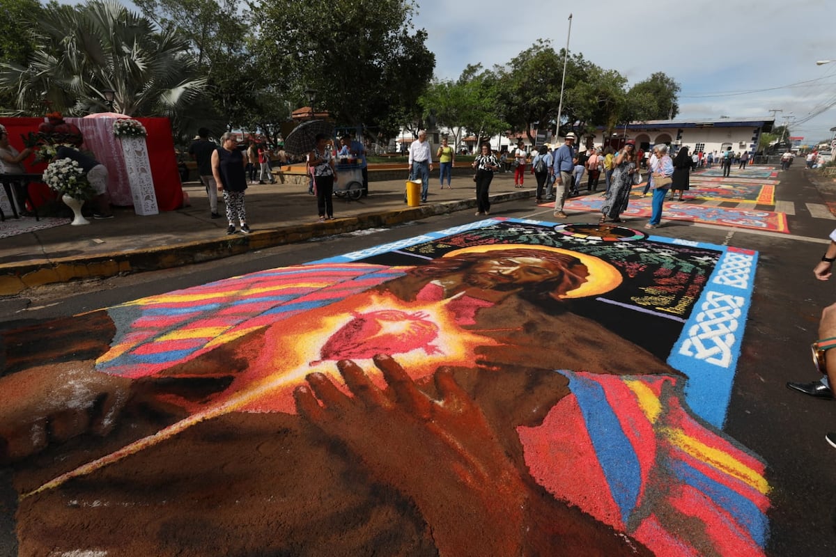 Alfombras de sal de colores listas para la Fiesta del Corpus Christi en La Villa de Los Santos