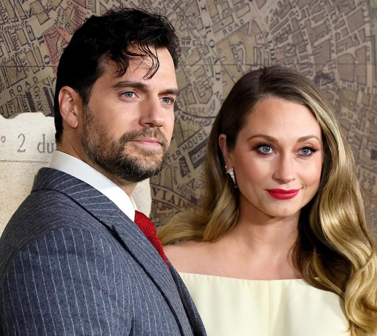 El actor Henry Cavill presenta a su novia en la alfombra roja