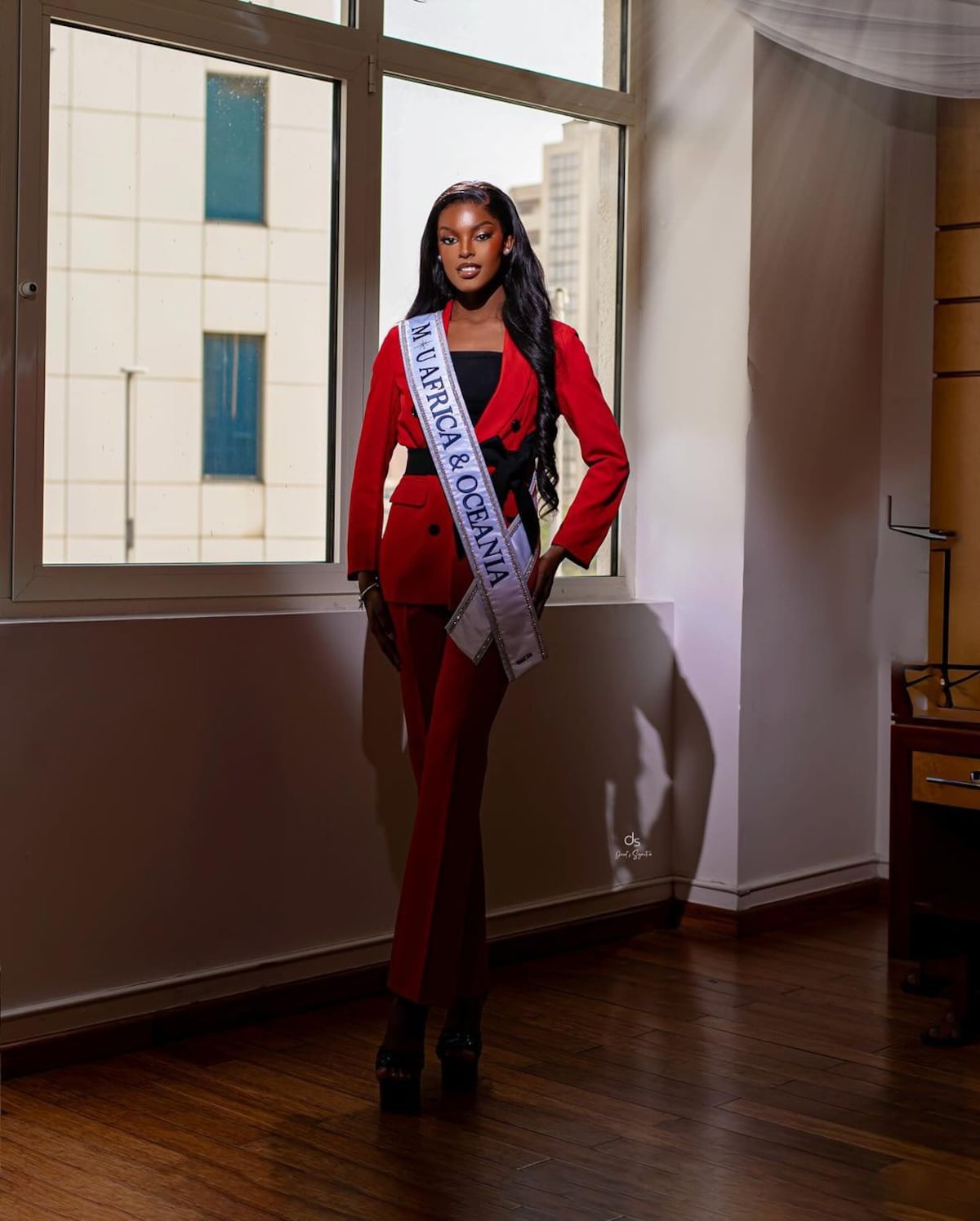 Una reina entre tambores africanos: Miss Nigeria es recibida en su país luego de Miss Universo