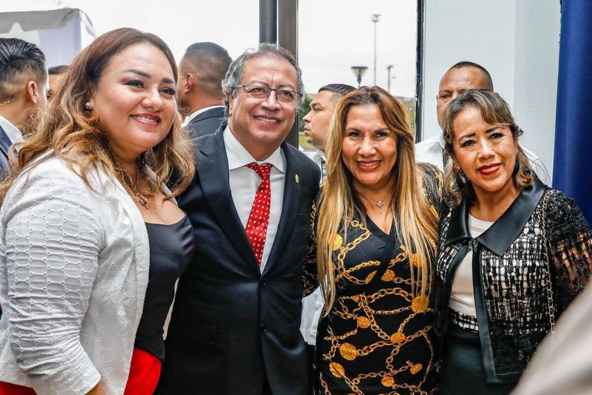 En jeans, corbata floral y supuestamente acompañado: Las fotos del presidente Petro en Panamá