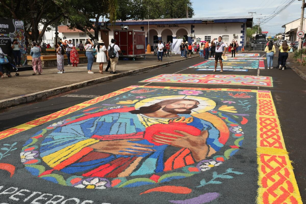 Alfombras de sal de colores listas para la Fiesta del Corpus Christi en La Villa de Los Santos