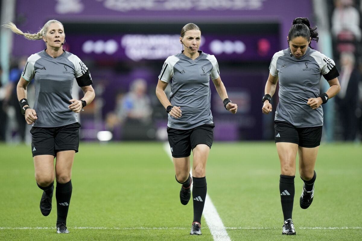 Stéphanie Frappart, la primera mujer que dirige un partido de fútbol masculino en un Mundial