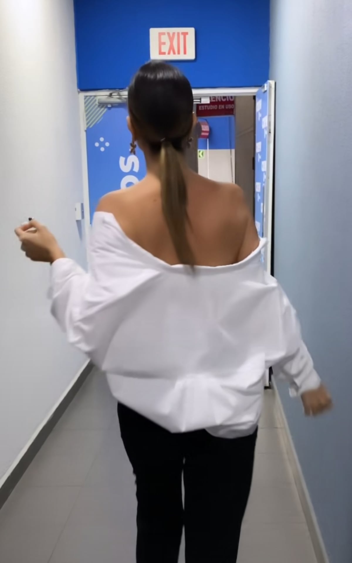 Andrea Pérez Meana y su sensual look creado con la camisa de su novio