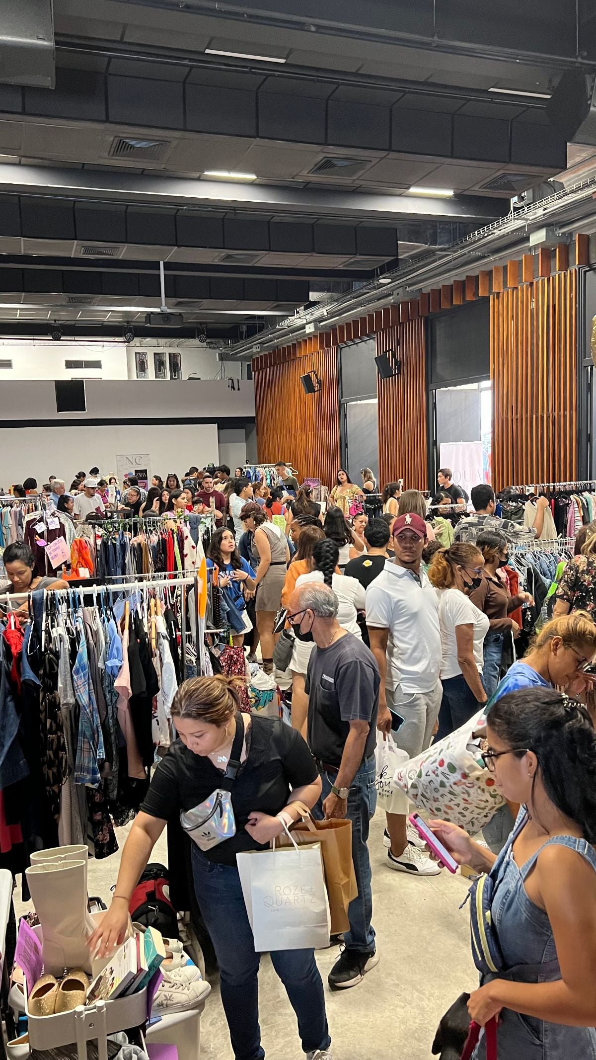 Fucsia Bazar, así es el mercadito de ropa de segunda desde $1 en Santa Ana