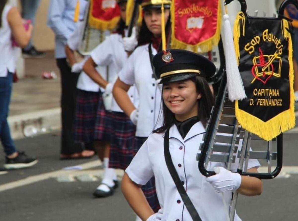 Desfilé seis años con la banda de mi colegio (y nunca me desmayé)