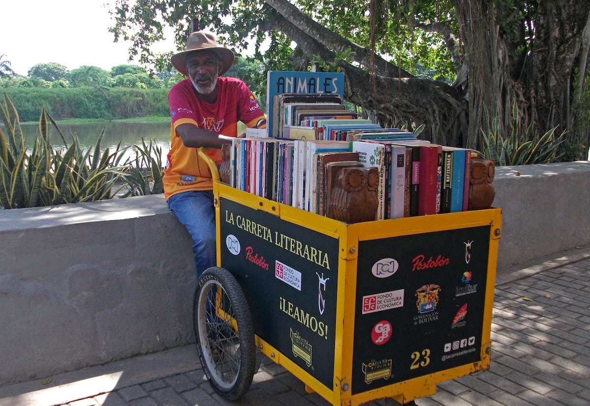 El librero que dejó la venta ambulante para llevar libros a colegios remotos de Colombia